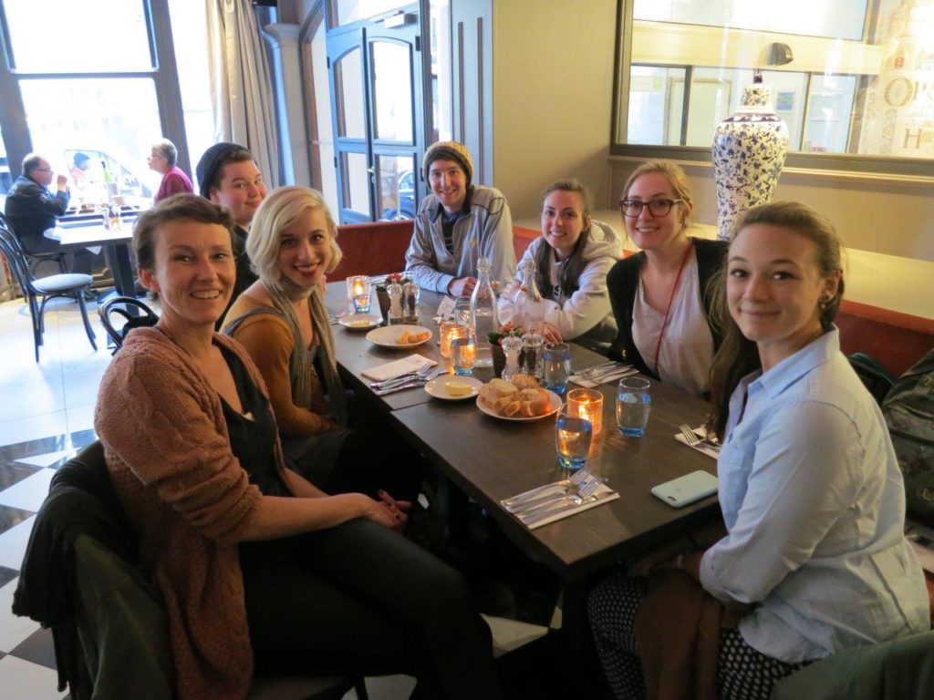 5.15 - Am - Alums - Minouk w students
